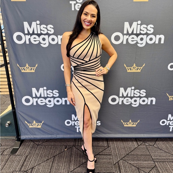 Meet your Posher, Adrianna C David ⭐️ - Picture 8 of 15